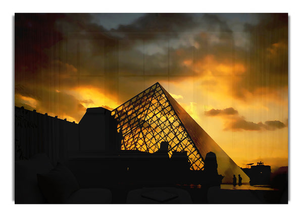 Pariser Louvre-Pyramide im ersten Licht