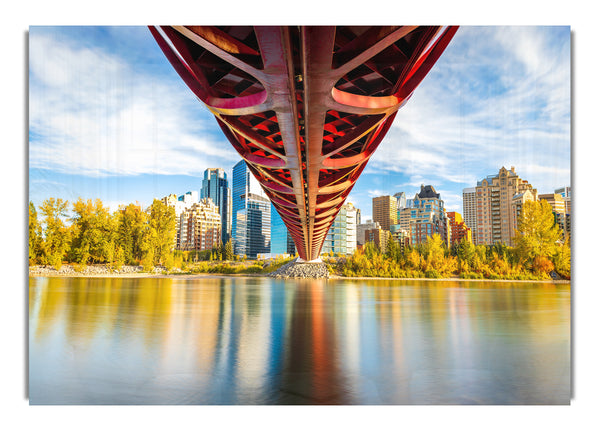 Brücke über dem Wasser mit Blick auf die Stadt